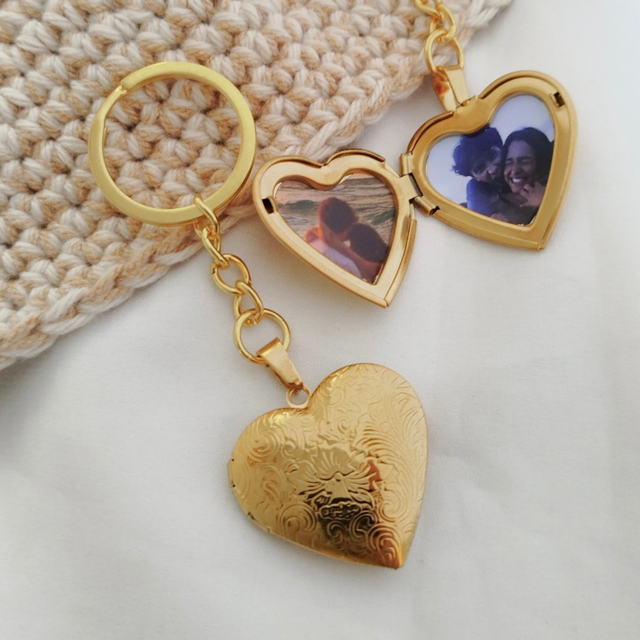 Llavero Relicario Corazón Dorado Relieve
