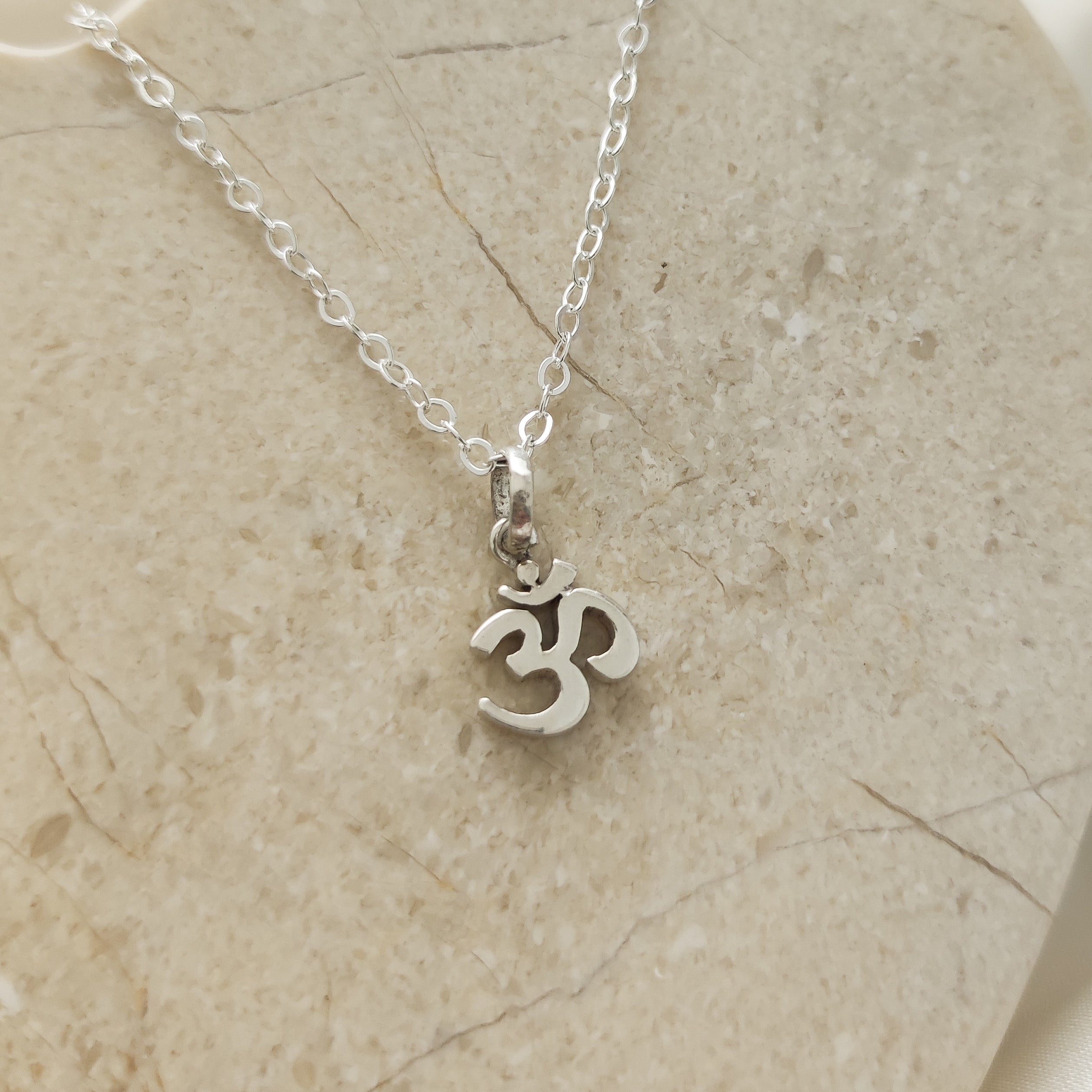 Collar Om- Plata