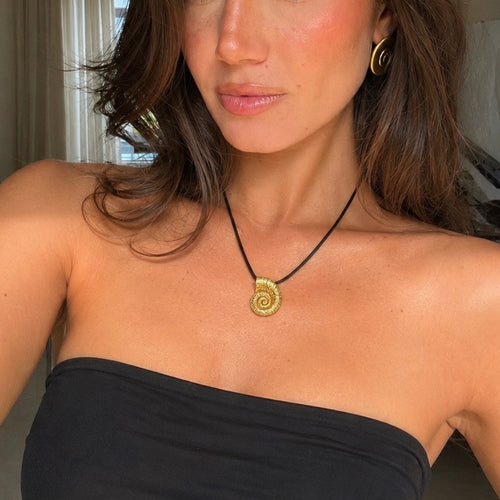 Collar Maxi Dije Caracola (Cordon negro)